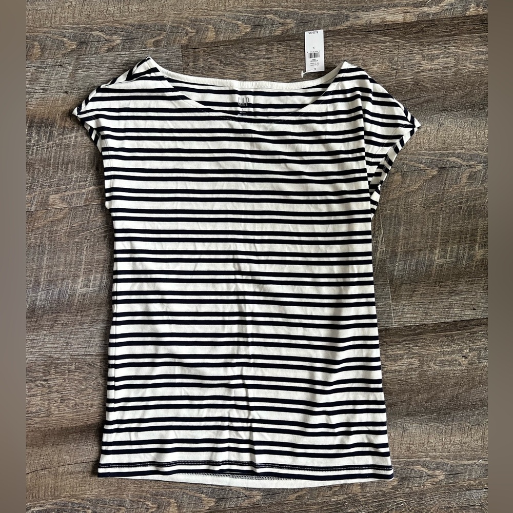 NWT Gap Modern Tee Size Large